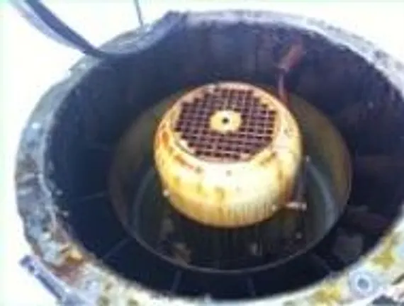 Ventilatormotor vor der Reinigung, verfettet